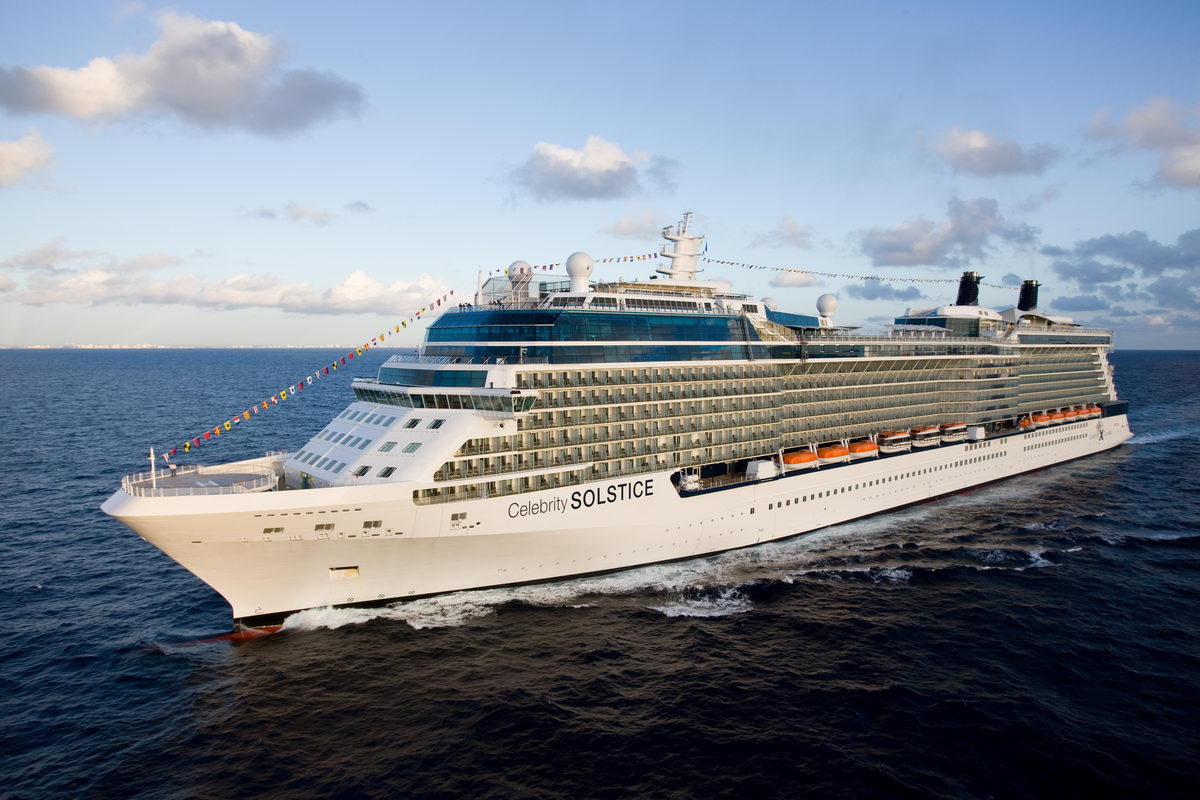 El elegantísimo Celebrity Solstice navegando por el Mediterráneo