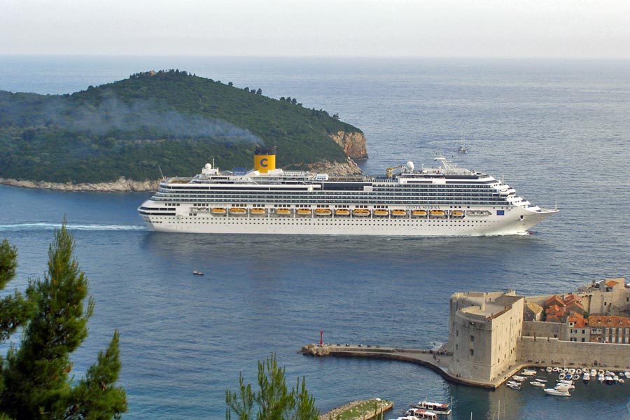 El elegante Costa Serena navegando junto a las Murallas de la bella Dubrovnik (Croacia) OFERTAS COSTA CRUCEROS