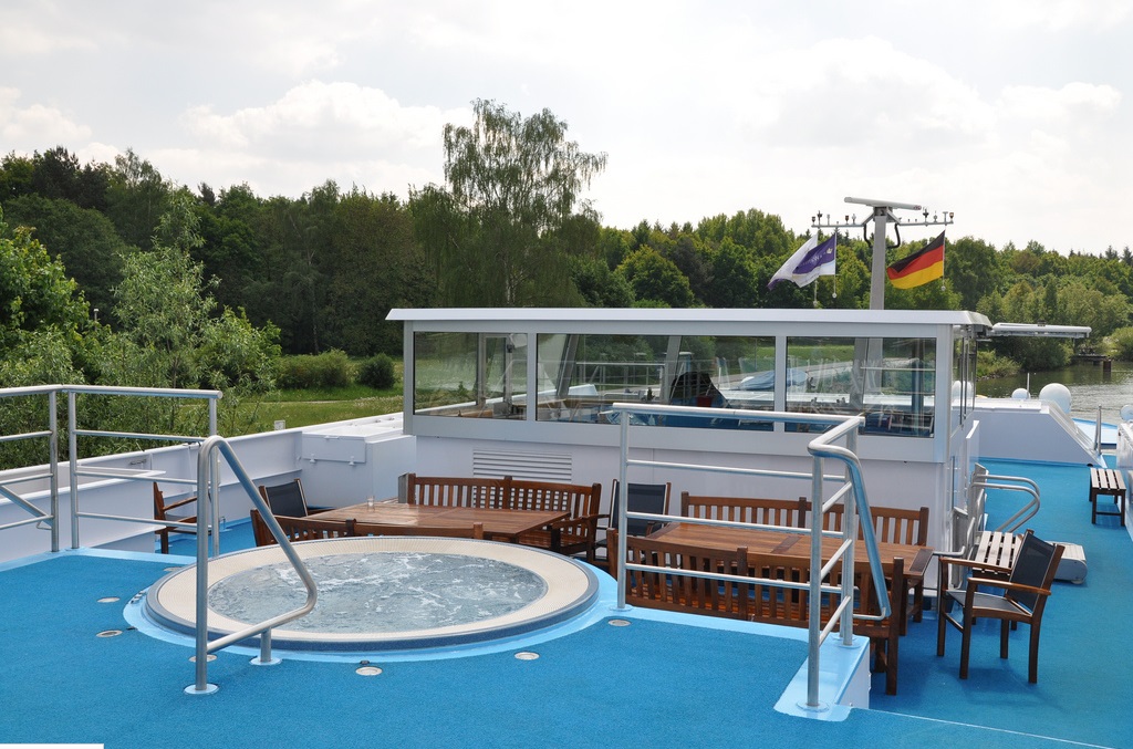 Relájese en el Jacuzzi situado en el solarium y disfrute de las espléndidas vistas CRUCEROS DE LUJO AMADAGIO CRUCEROS RODANO CRUCEROS OFERTA CRUCEROS FLUVIALES DE LUJO LYON ARLES PROVENZA