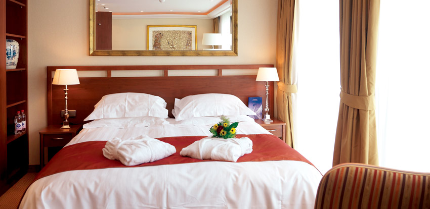 Una de las lujosas cabinas a bordo CRUCEROS DE LUJO AMADAGIO CRUCEROS RODANO CRUCEROS OFERTA CRUCEROS FLUVIALES DE LUJO LYON ARLES PROVENZA