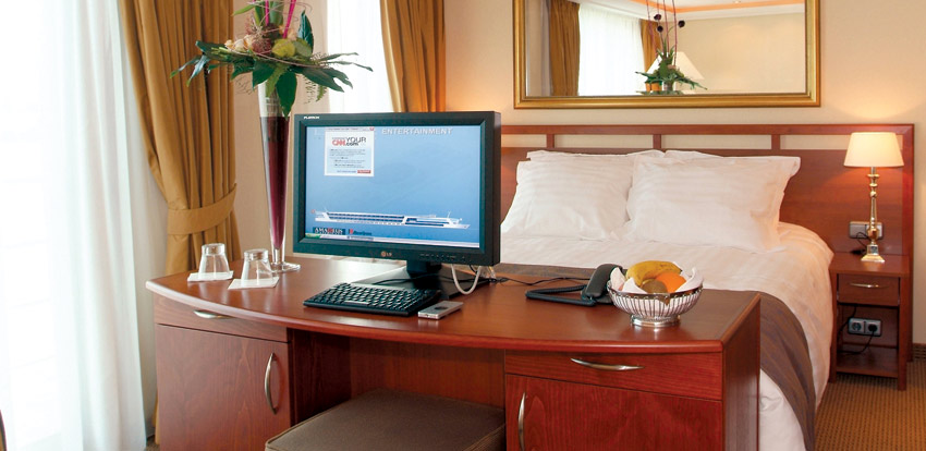 Una de las exclusivas suites con balcón francés a bordo del MS AmaDagio CRUCEROS DE LUJO AMADAGIO CRUCEROS RODANO CRUCEROS OFERTA CRUCEROS FLUVIALES DE LUJO LYON ARLES PROVENZA LUXURY RIVER CRUISES RHONE RIVER SOUTH OF FRANCE RIVER CRUISES