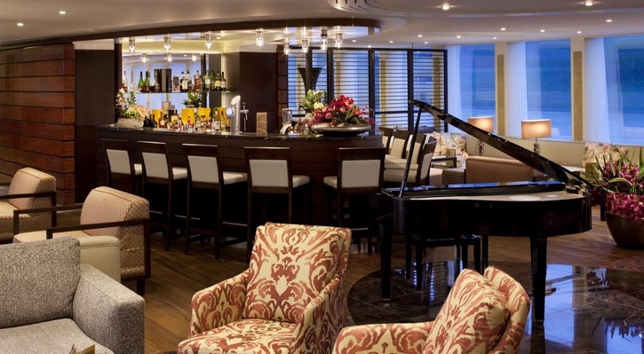 Bar en el Lounge Panorámico CRUCEROS FLUVIALES DE LUJO AMAWATERWAYS AMASONATA CRUCEROS PAISAJES BAJOS CRUCEROS TIEMPO DE TULIPANES CRUCEROS AMAWATERWAYS CRUCEROS HOLANDA CRUCEROS BELGICA CRUCEROS RHIN