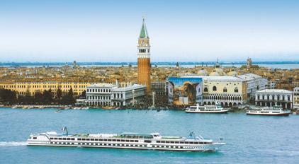 El MS Michelangelo pasando frente a la Plaza de San Marcos (Venecia) CRUCEROS FLUVIALES VENECIA CROISIEUROPE OFERTAS MS MICHELANGELO