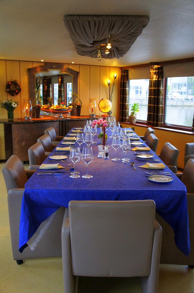 Mesa de Comedor preparada para la Cena a bordo de la Gabarra "Panache" CRUCEROS FLUVIALES CANALES DE FRANCIA LA PANACHE CRUCEROS FLUVIALES DE LUJO CANAL DE LA MARNE AU RHIN