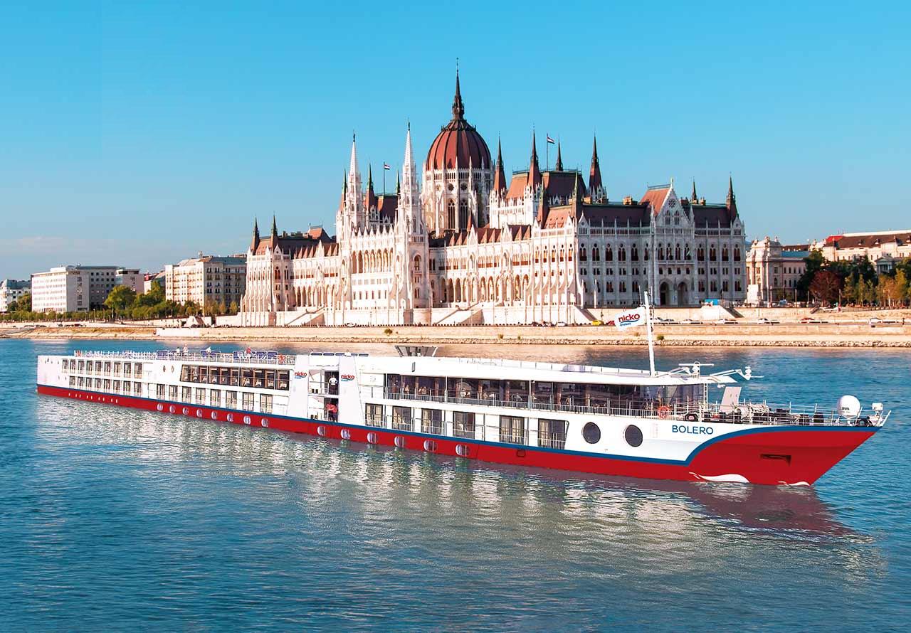 Nuestro buque, el MS Bolero, frente al Parlamento Neogótico de Budapest (Hungría) CRUCEROS FLUVIALES MS BOLERO CRUCEROS DANUBIO CRUCEROS EUROPA DEL ESTE CRUCEROS VIENA DANUBIO CRUCEROS BUDAPEST CRUCEROS HUNGRIA AUSTRIA CRUCEROS FLUVIALES DANUBIO #Danubio #CrucerosDanubio #DanubeCruises #Danube #Viena #Vienna #Budapest #Melk #HungaryCruises