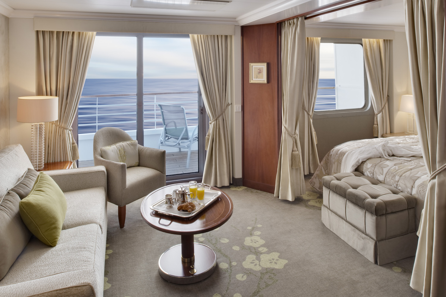 Las Suites a bordo del Crystal Symphony son elegantes y refinadas, todas exteriores y casitodas con su propia terraza de teca con extraordinarias vistas. (Foto: Penthouse Suite -Crystal Symphony-) CRUCEROS DE LUJO CRUCEROS CRYSTAL CRUISES CRYSTAL SYMPHONY CRUISES CRUCEROS CRYSTAL SYMPHONY CRUCEROS CRYSTAL CRUCEROS DE LUJO LUXURY CRUISES CRYSTAL LUXURY CRUISES #CrucerosCrystal #CrystalCruises #CrystalSymphony #CrystalLuxury #CrucerosLujo #CrucerosMillonarios #ViajesExclusivos #ViajesMillonarios #ViajesAltoNivel #ViajesRefinados #ViajesSinNiños #CrucerosSinNiños #CrucerosLujo #CrucerosSuite #TodoSuites #CrucerosEnSuite #CrucerosPocosPasajeros