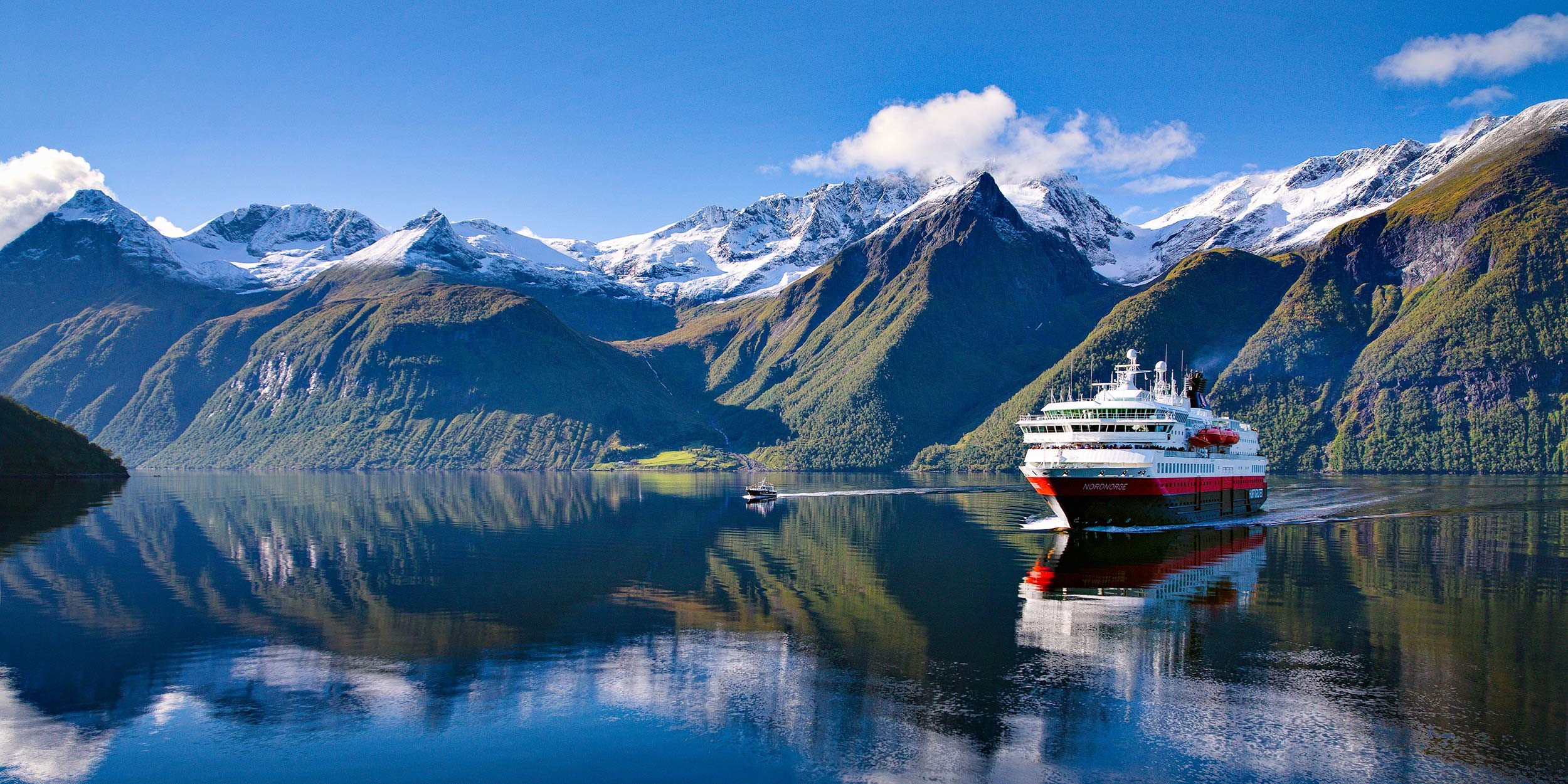 CRUCEROS HURTIGRUTEN FIORDOS NORUEGOS Hjørundfjord CRUCEROS NORUEGA HURTIGRUTEN CRUCEROS OFERTA FIORDOS NORUEGOS FLOTA HURTIGRUTEN CRUCEROS HURTIGRUTEN NORWAY FJORDS MIDNATSOL SOL DE MEDIANOCHE