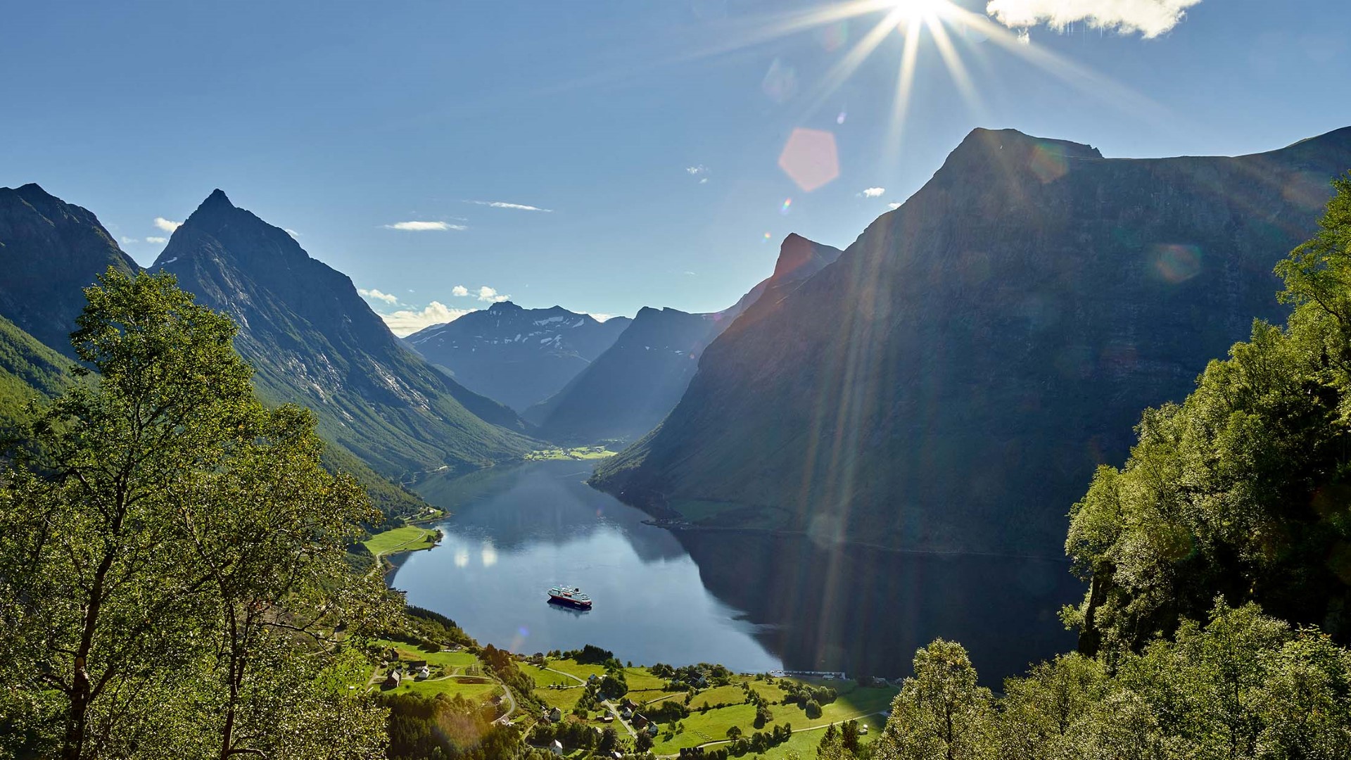 CRUCEROS HURTIGRUTEN FIORDOS NORUEGOS Hjørundfjord CRUCEROS NORUEGA HURTIGRUTEN CRUCEROS OFERTA FIORDOS NORUEGOS FLOTA HURTIGRUTEN CRUCEROS HURTIGRUTEN NORWAY FJORDS