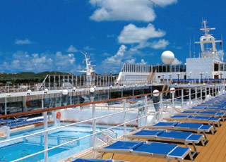 La soleada piscina del MSC Sinfonia MSC SINFONIA CRUCEROS MSC CRUCEROS OFERTAS