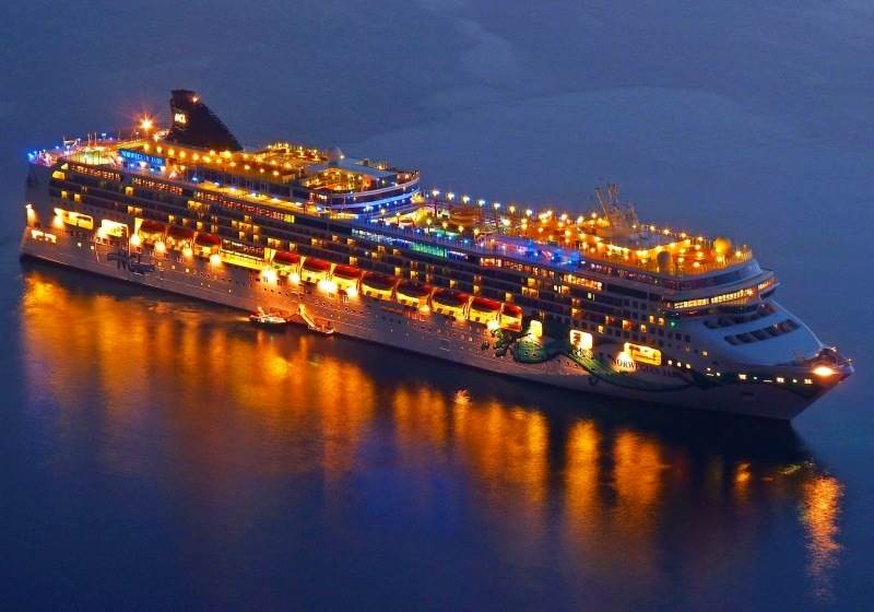 Espectacular imagen del Norwegian Jade fondeando en Santorini al anochecer... Un momento mágico de nuestro crucero... CRUCEROS NORWEGIAN JADE CRUCEROS NCL MEDITERRANEO CRUCEROS ISLAS GRIEGAS NORWEGIAN CRUISE LINE MEDITERRANEAN CRUISES CRUCEROS NCL GRECIA CRUCEROS NCL ITALIA NORWEGIAN CRUISE LINE MEDITERRANEO ORIENTAL CRUCEROS EN FAMILIA CRUCEROS FAMILIARES NCL CRUCEROS NORWEGIAN CRUISE LINE OFERTAS EN CRUCEROS CRUCEROS DESCUENTO