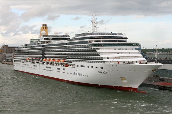 El elegante Arcadia atracado en el Puerto de Helsinki