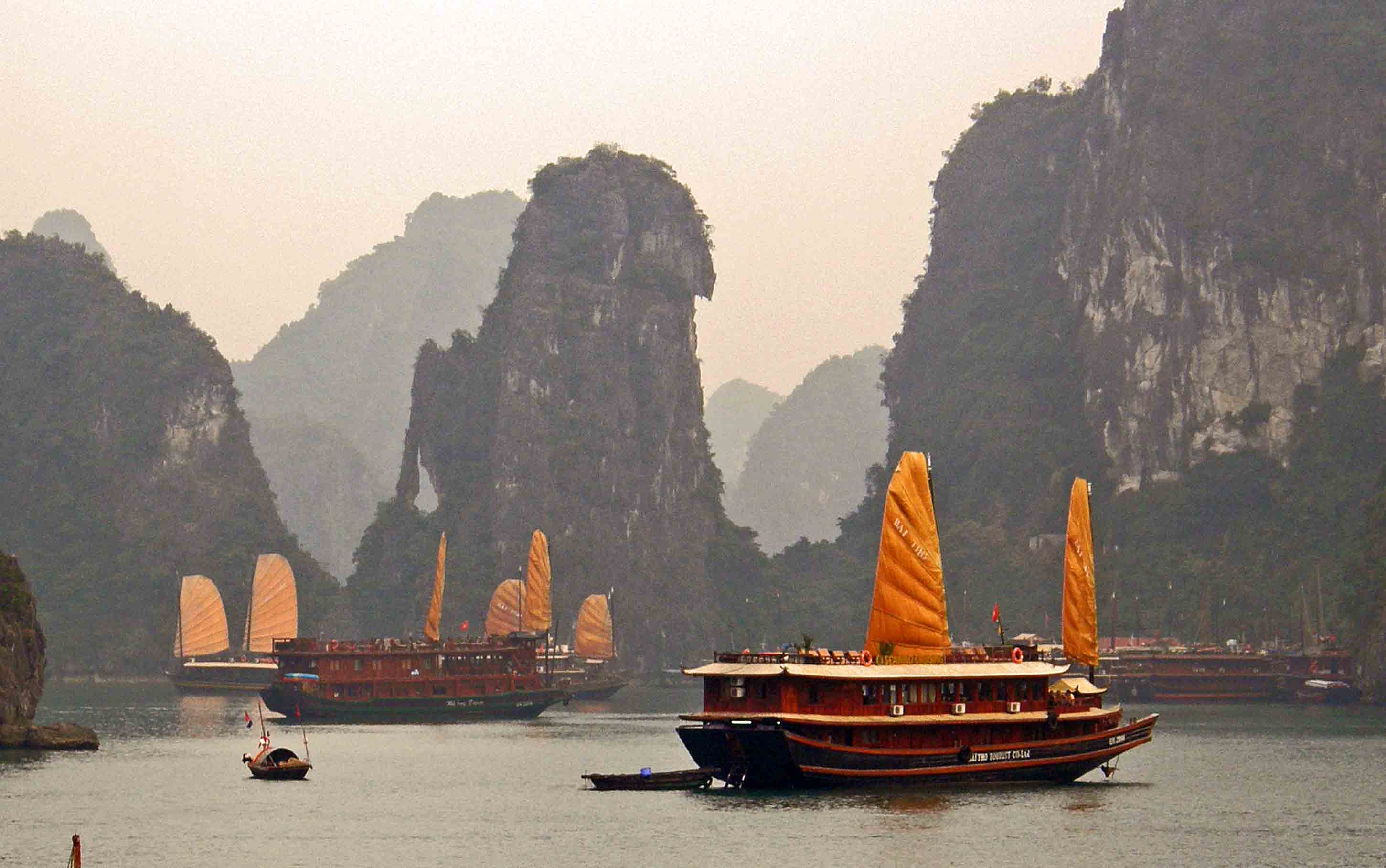Barcos tradicionales en Ha-Long Bay (Vietnam) CRUCEROS ORIENTE VIETNAM CHINA ASIA CRUISES