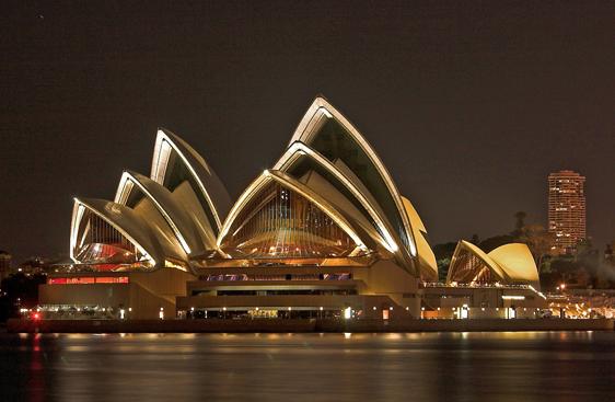 La espectacular Ópera de Sydney (Australia) iluminada durante la noche SYDNEY CRUCEROS AUSTRALIA CRUCEROS DE LUJO LUXURY CRUISES