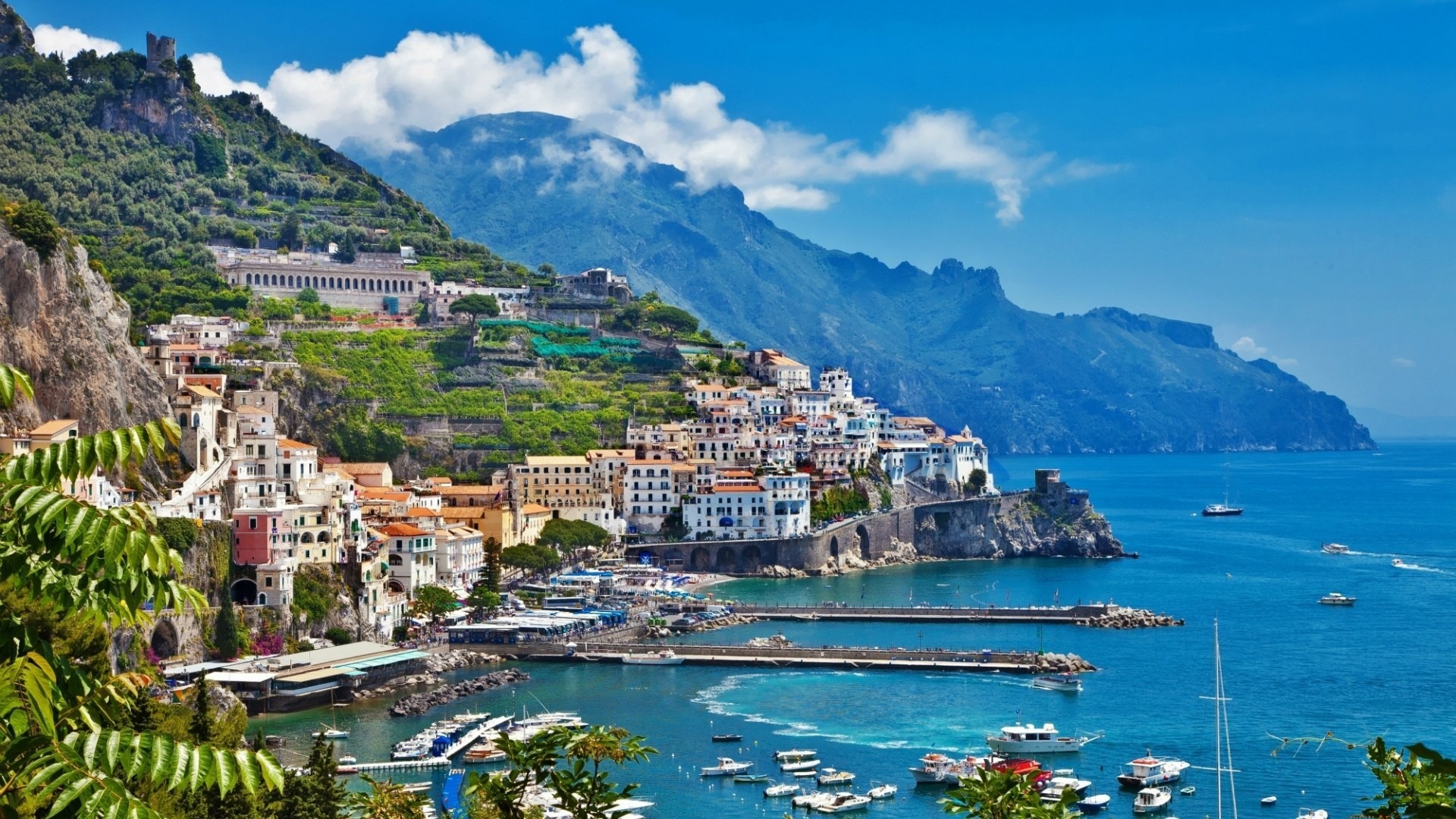 La extraordinaria belleza de la Costa de Amalfi o "Costiera Amalfitana" en italiano... que recorre desde Sorrento hasta Salerno y que acoge pueblos de una belleza inigualable... CRUCEROS AMALFI CRUCEROS NAPOLES CRUCEROS MEDITERRANEO CRUCEROS ITALIA CRUCEROS COSTA DE AMALFI COSTIERA AMALFITANA CROCIERA COSTIERA AMALFITANA POSITANO AMALFI SORRENTO SALERNO CROCIERE CRUCEROS ITALIA CRUCEROS MEDITERRANEO OCCIDENTAL AMALFI
