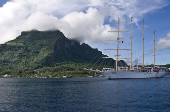Algunos de los cruceros y yates más exclusivos del mundo visitan esta bella isla durante todo el año