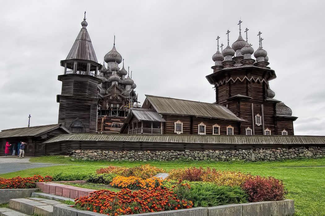 KIZHI RUSIA CRUCEROS FLUVIALES VOLGA CRUCEROS RUSSIA RIVER CRUISES RUSSIAN CRUISES KIZHI ISLAND CRUISES CHURCH OF THE TRANSFIGURATION 22 DOMED CHURCH IGLESIAS DE MADERA RUSIA VIAJES RUSIA CRUCEROS RUSIA