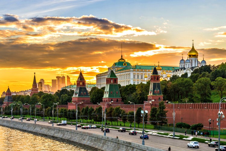 Atardecer sobre el Kremlin de Moscú a orillas del río Volga... CRUCEROS RUSIA CROISIEUROPE CRUCEROS SAN PETERSBURGO CRUCEROS MOSCU CRUCEROS RUSIA VOLGA RUSSIAN RIVER CRUISES MOSCOW RUSSIA CRUISES SAINT PETERSBURG VOLGA CRUISES CROISIEUROPE RIVER CRUISES KIZHI RUSSIA GORITSY CRUCEROS UGLICH CRUCEROS MOSCU CRUCEROS MOSCOW CRUISES SAINT PETERSBURG CRUISES PETROGRADO MOSCU CRUCEROS RUSIA MOSCU SAN PETERSBURGO