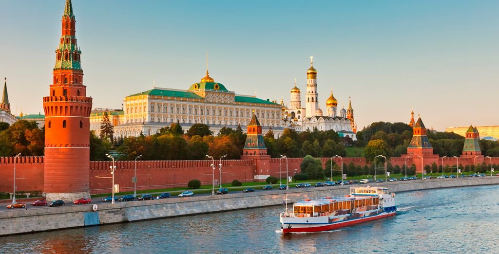 El Kremlin, el Palacio Real de los Zares de Rusia, en Moscú, a orillas del río Volga. CRUCEROS RUSIA CROISIEUROPE CRUCEROS SAN PETERSBURGO CRUCEROS MOSCU CRUCEROS RUSIA VOLGA RUSSIAN RIVER CRUISES MOSCOW RUSSIA CRUISES SAINT PETERSBURG VOLGA CRUISES CROISIEUROPE RIVER CRUISES KIZHI RUSSIA GORITSY CRUCEROS UGLICH CRUCEROS MOSCU CRUCEROS MOSCOW CRUISES SAINT PETERSBURG CRUISES PETROGRADO MOSCOW CRUISES RUSSIA CRUISES CRUCEROS FLUVIALES RUSIA CRUCEROS MOSCU SAN PETERSBURGO