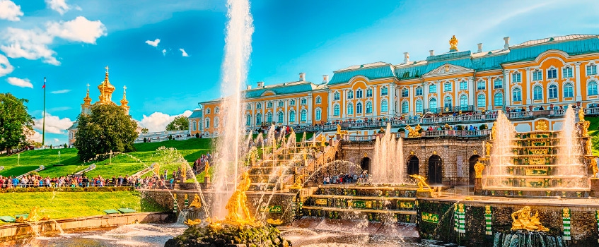 Los impresionantes jardines del Palacio de Peterhof en San Petersburgo le han valido el sobrenombre de "El Versalles Ruso" CRUCEROS RUSIA CROISIEUROPE CRUCEROS SAN PETERSBURGO CRUCEROS MOSCU CRUCEROS RUSIA VOLGA RUSSIAN RIVER CRUISES MOSCOW RUSSIA CRUISES SAINT PETERSBURG VOLGA CRUISES CROISIEUROPE RIVER CRUISES KIZHI RUSSIA GORITSY CRUCEROS UGLICH CRUCEROS MOSCU CRUCEROS MOSCOW CRUISES SAINT PETERSBURG CRUISES PETROGRADO PETERHOF PALACE PALACIO DE PETERHOF JARDINES