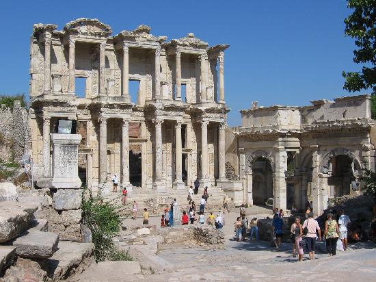Las impresionantes ruinas de la Biblioteca de Celso en la antigua Éfeso cerca de Izmir (Turquia) CRUCEROS BARATOS TURQUIA