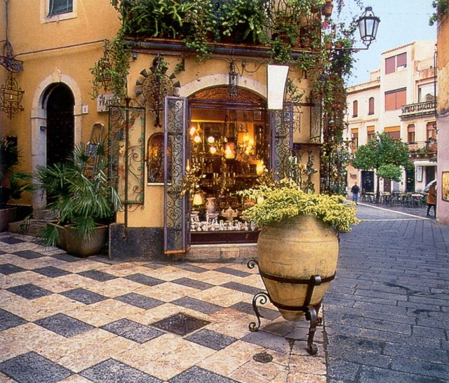 Una de las encantadoras tiendas de Taormina (Corso Umberto)