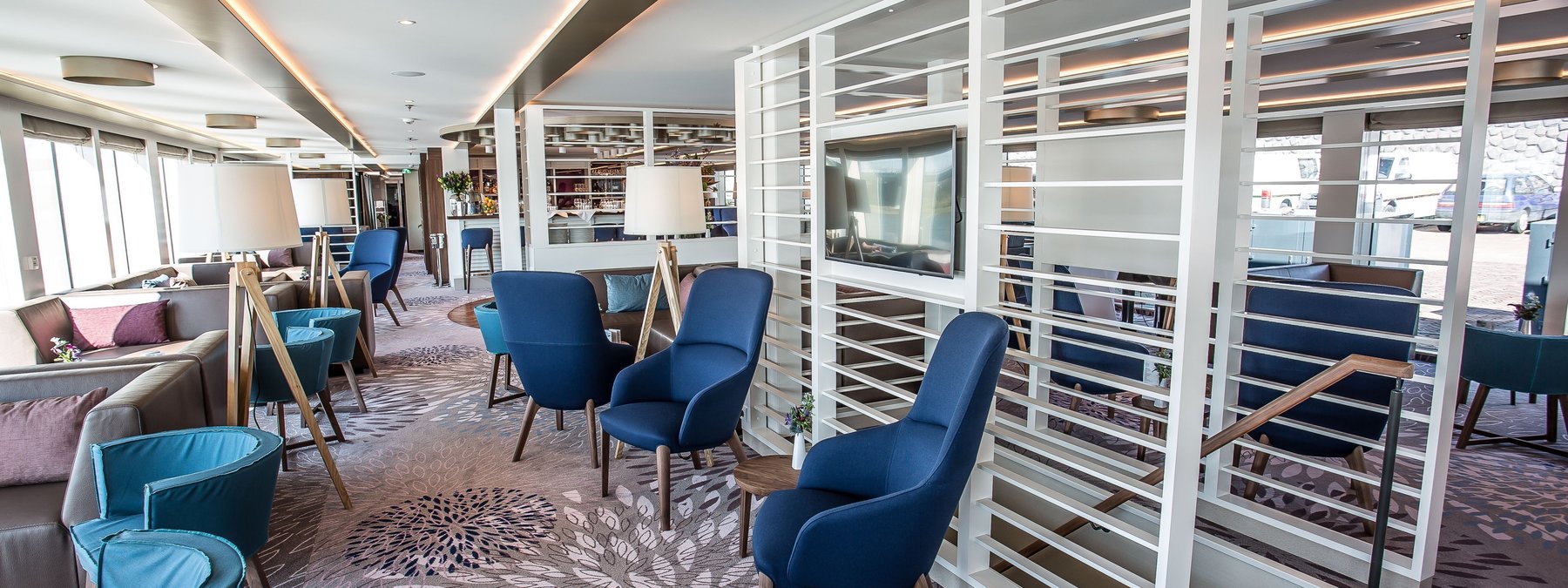 El Panorama Lounge a bordo del MS Asara es de diseño moderno pero elegante y muy confortable,.. y ofrece vistas extraordinarias por sus ventanales panrámicos con vistas al río. CRUCEROS MS ASARA CRUCEROS FLUVIALES DANUBIO CRUCEROS BARCOS NUEVOS CRUCERO MUSICAL GRUBEROVA FILARMONICA DE VIENA CRUCERO