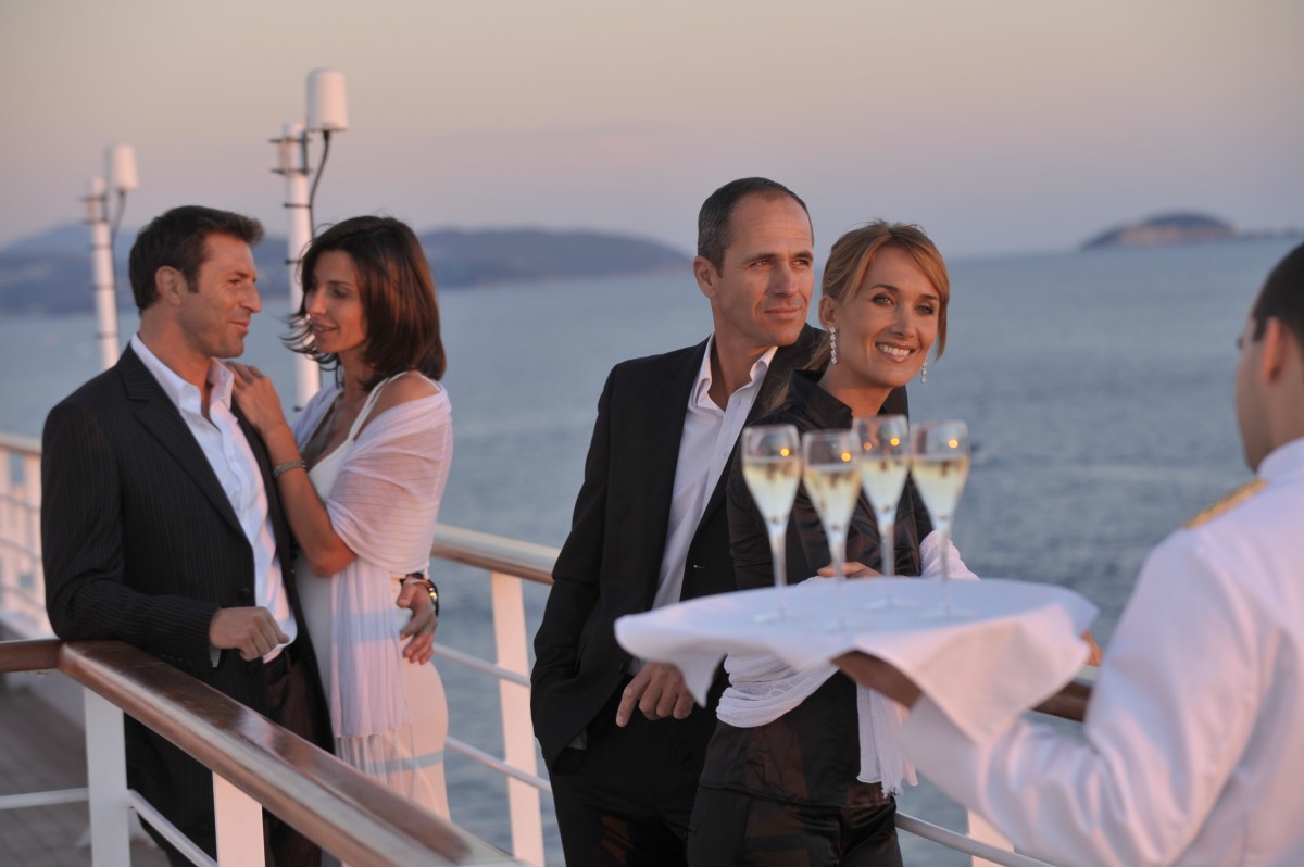Champagne Veuve Clicquot en la noche de gala... uno de los detalles Ponant CRUCEROS PONANT CRUCEROS DE LUJO PONANT CRUISES CRUCEROS EN BARCO PEQUEÑO CREUERS CROISIERE BATEAU PONANT GASTRONOMIA RESTAURANTE TERRAZA AL FRESCO DINING ROOM DINING AL FRESCO TERRACE CRUISE SUNSET DINING #Ponant #PonantCruises #CrucerosPonant #Crucerosdelujo #CrucerosFranceses #ViajesdeNovios #lunademiel #viajedenovios #reciencasados