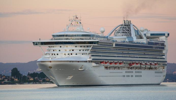 El espectacular Golden Princess al atardecer CRUCEROS GOLDEN PRINCESS AMERICA CRUCEROS SUDAMERICA GOLDEN PRINCESS