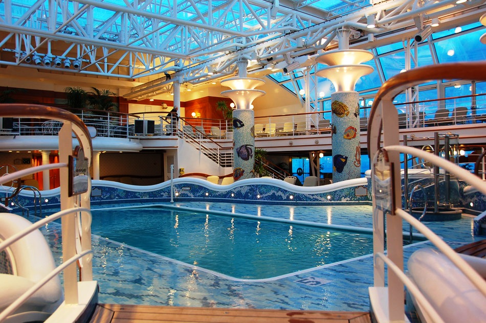 PISCINA CUBIERTA a bordo del GOLDEN PRINCESS... para que pueda darse un refrescante baño aún en caso de mal tiempo... CRUCEROS PRINCESS ALASKA CRUCEROS ALASKA GOLDEN PRINCESS CRUCEROS ALASKA OFERTA CRUCEROS DE EXPLORACION PRINCESS CRUISES ALASKA CRUISES