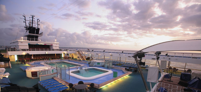 Piscina del Horizon al atardecer CRUCEROS HORIZON PULLMANTUR CARIBE OFERTAS VENEZUELA CRUCEROS MEXICO