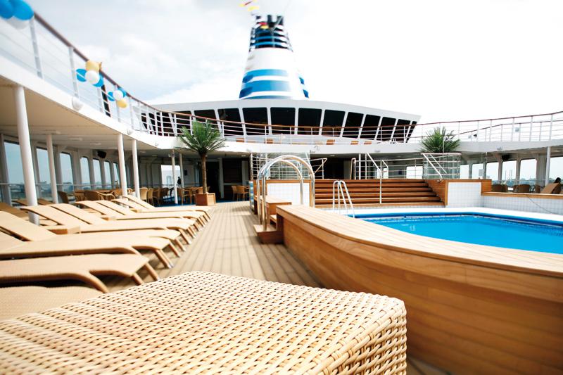 La piscina del Happy Dolphin y el Solarium CRUCEROS MEDITERRANEO OFERTA ESPECIAL DESCUENTOS CRUCEROS TODO INCLUIDO CRUCEROS EN ESPAÑOL HAPPY CRUISES ISLAS GRIEGAS