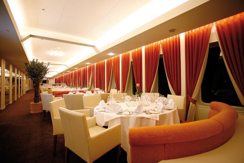 Uno de los acogedores Restaurantes del Happy Dolphin CRUCEROS TODO INCLUIDO CRUCEROS CON TODO INCLUIDO HAPPY CRUISES QUAIL CRUISES VUELOS INCLUIDO ISLAS GRIEGAS TURQUIA GRECIA VENECIA CRUCEROS