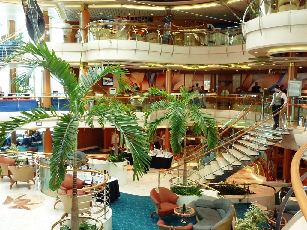 El Centrum del Vision of the Seas, bañado por luz natural y auténtico corazón del barco VISION OF THE SEAS CRUCEROS ROYAL CARIBBEAN CRUCEROS NORTE EUROPA CRUCERO POR EUROPA VACACIONES FAMILIARES