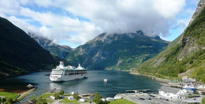 CRUCEROS GEIRANGER NORUEGA FIORDOS NORTE EUROPA ROYAL CARIBBEAN VISION OF THE SEAS