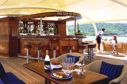 El elegante bar panorámico The Top of the Yacht