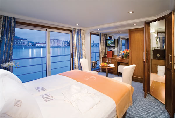 Suite a bordo del River Royale con sus amplios ventanales y su balcón francés RIVER ROYALE CRUCEROS FLUVIALES DE LUJO