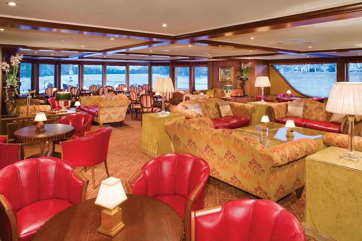 El buque tiene espectaculares vistas desde el Panorama Lounge RIVER ROYALE LOUNGE ELEGANTE CRUCEROS DE LUJOS