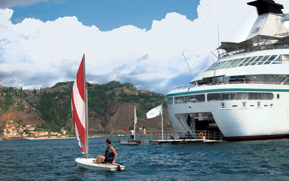 http://www.cruceroclick.com/admin/archivos/Image/WINDSTAR%20CRUISES/STAR%20PRIDE/1_Water_Sports_Marina_Star_Pride.jpg