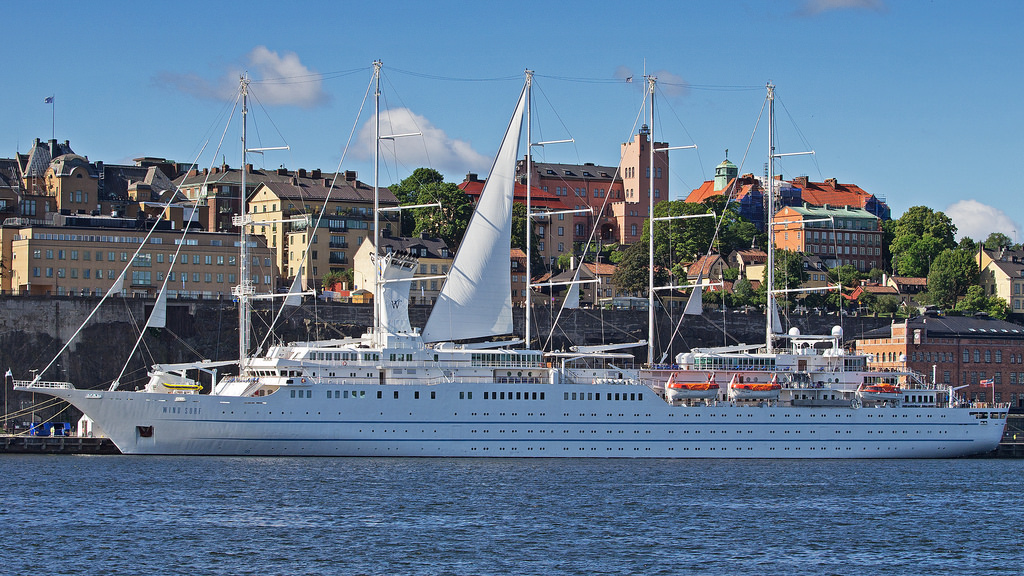 Los buques de Windstar Cruises, como el Windsurf, pueden atracar en el centro de las ciudades gracias a su pequeño tamaño... en esta imagen vemos al Windsurf atracado en el centro de Estocolmo (Suecia) en uno de sus recierntes cruceros por el Mar Báltico. CRUCEROS EN VELERO WIND SURF WINDSTAR CRUISES WINDSURF CRUISES CRUCEROS DE LUJO EN VELERO CRUCEROS MEDITERRANEO CRUCEROS NORTE DE EUROPA CRUCEROS EN VELERO CRUCEROS CARIBE WINDSTAR CRUISES CRUCEROS EN BARCO PEQUEÑO SMALL SHIP CRUISES CRUCEROS DE LUJO EN VELERO CRUCEROS DIFERENTES CRUCEROS ROMANTICOS CRUCEROS VIAJES DE NOVIOS CRUCEROS LUNAS DE MIEL HONEYMOON CRUISES CRUCEROS PARA PAREJAS WINDSURF CRUISES WIND SURF CROCIERE CREUERS WINDSTAR DESCUENTOS EN CRUCEROS CRUCEROS EN VELERO WIND SURF VELERO CRUCEROS #cruceros #WindstarCruises #WindSurf #Crucerosenvelero #WindStarWindSurf #CrucerosaVela #CrucerosdeLujo #CrucerosBarcoPequeño #SmallShipCruises #CrucerosLunasdeMiel #Lunasdemiel #Viajesdenovios #CrucerosRomanticos #Honeymoon