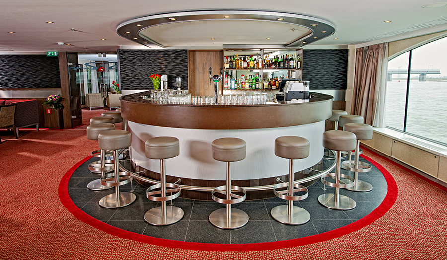 Bar en el lounge panorámico a bordo del MS Monarch Countess MS MONARCH COUNTESS RIVER CRUISE CRUCEROS MONARCH COUNTESS #RiverCruise #MonarchCountess #MSMonarchCountess #CrucerosFluviales