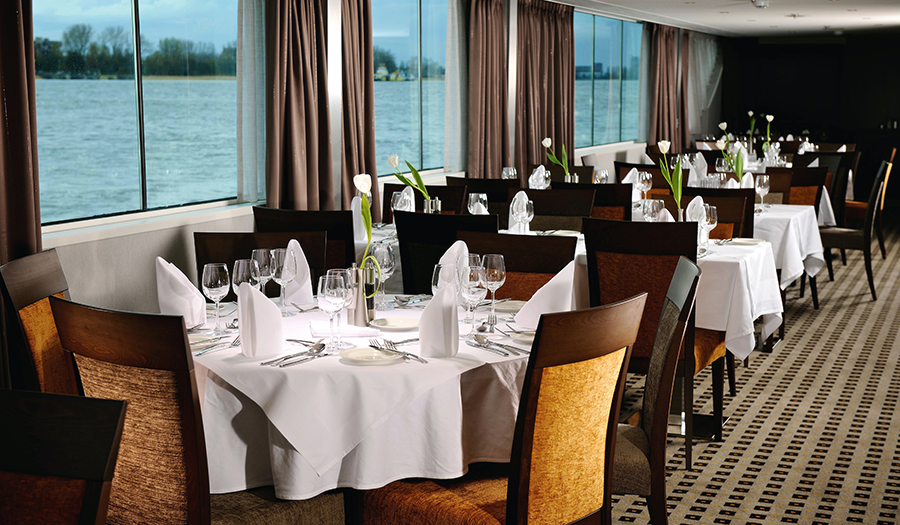 Los luminosos ventanales del Restaurante a bordo del MS Monarch Countess MS MONARCH COUNTESS RIVER CRUISE CRUCEROS MONARCH COUNTESS #RiverCruise #MonarchCountess #MSMonarchCountess #CrucerosFluviales