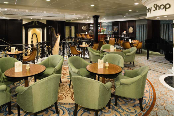 El elegante Atrium Bar con vistas a la sugerente escalera imperial del Vestíbulo ATRIUM BAR AZAMARA QUEST CRUCEROS DE LUJO