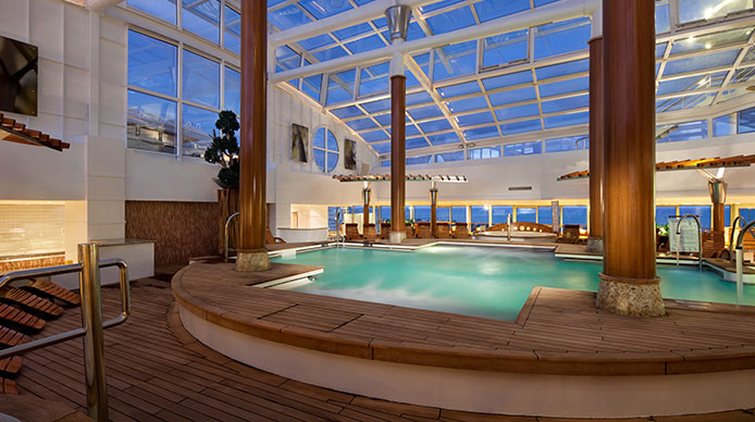 Piscina cubierta a bordo del Celebrity INFINITY CRUCEROS CELEBRITY INFINITY CRUCEROS EUROPA CRUCEROS DE LUJO CELEBRITY CRUISES
