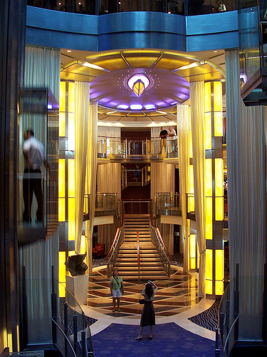 El Atrium del buque tiene ascensores panorámicos y árboles suspendidos en el aire CRUCEROS CELEBRITY SILHOUETTE MEDITERRANEO CARIBE