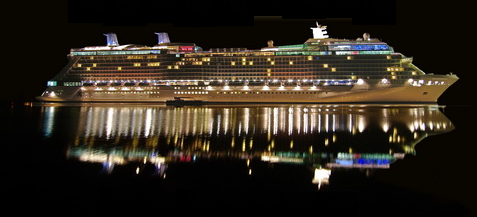 El Celebrity Solstice brillando refulgente por la noche