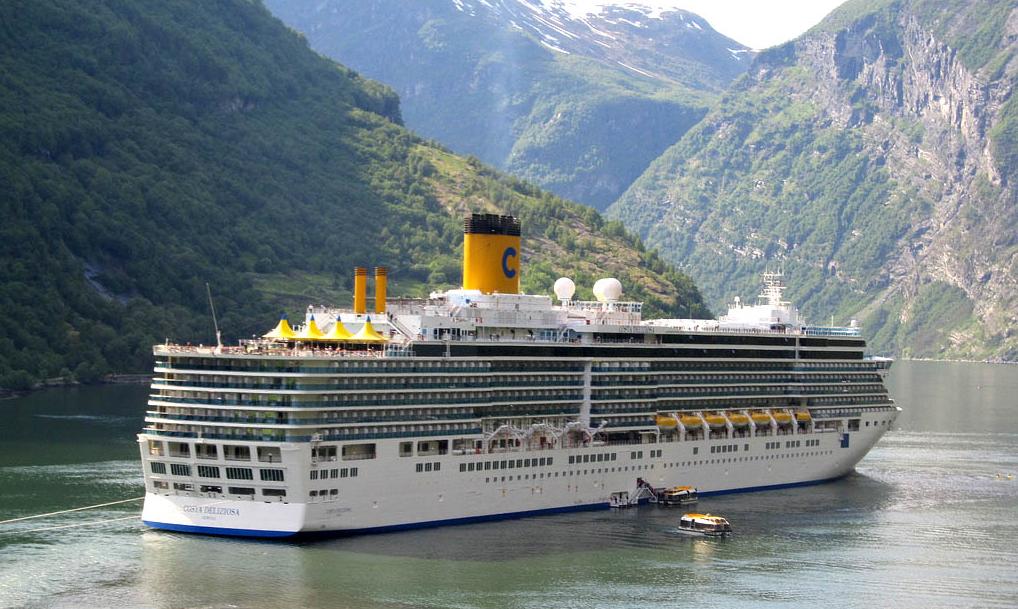 El bello Costa Deliziosa fondeando CRUCEROS COSTA FIORDOS NORUEGOS OFERTAS DESCUENTOS COSTA DELIZIOSA MEDITERRANEO