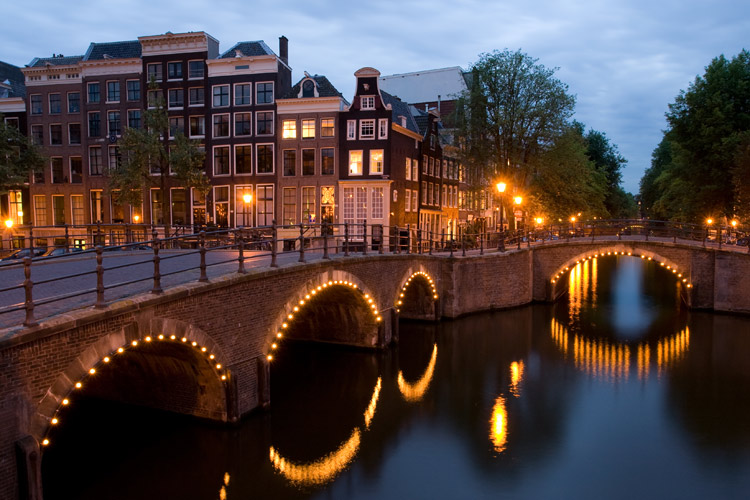 Amsterdam al anochecer... CRUCEROS FLUVIALES AMSTERDAM CRUCEROS FLUVIALES DE LUJO