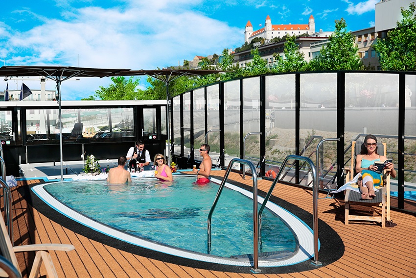 Piscina a bordo de uno de los buques de AmaWaterways (Foto: AmaPrima) CRUCEROS FLUVIALES DE LUJO CRUCEROS AMAWATERWAYS CRUCEROS RHIN DANUBIO PAISES BAJOS MOSELA RUSIA LUXURY RIVER CRUISES AMAWATERWAYS CRUCEROS FLUVIALES DE LUJO BARCOS PEQUEÑOS CRUCEROS EN SUITE
