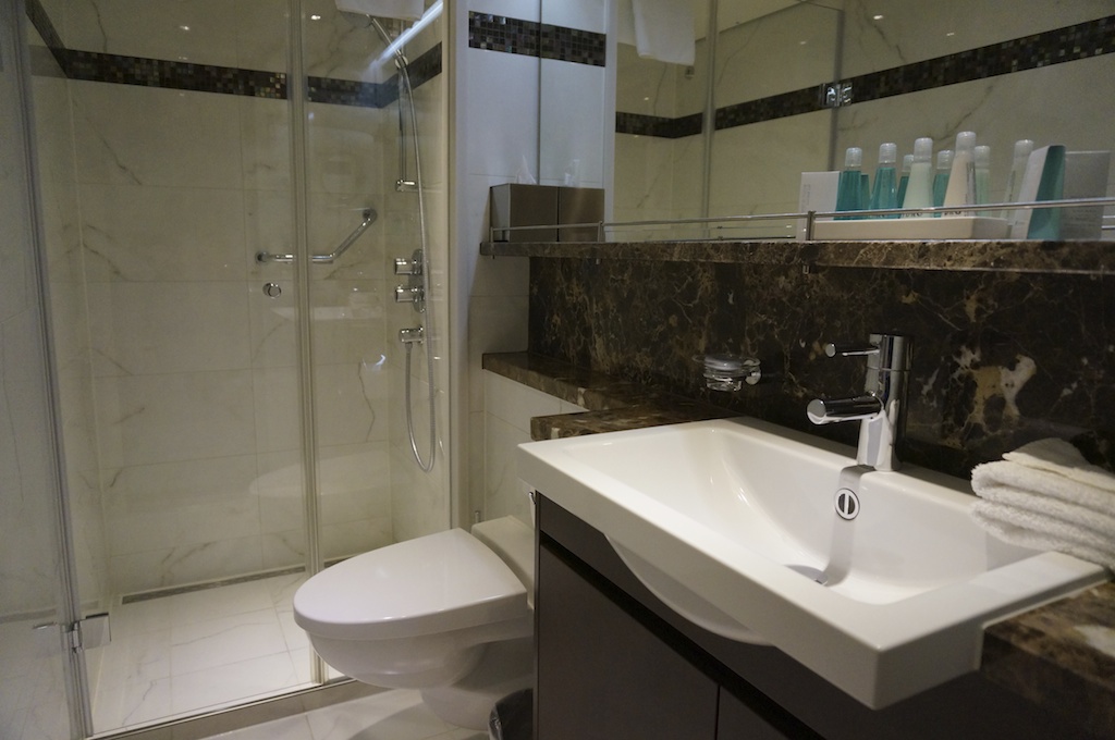 Uno de los completos baños a bordo de los buques de AmaWaterways (Foto: AmaPrima Cat. Suite) CRUCEROS FLUVIALES DE LUJO CRUCEROS AMAWATERWAYS CRUCEROS RHIN DANUBIO PAISES BAJOS MOSELA RUSIA LUXURY RIVER CRUISES AMAWATERWAYS CRUCEROS FLUVIALES DE LUJO BARCOS PEQUEÑOS CRUCEROS EN SUITE