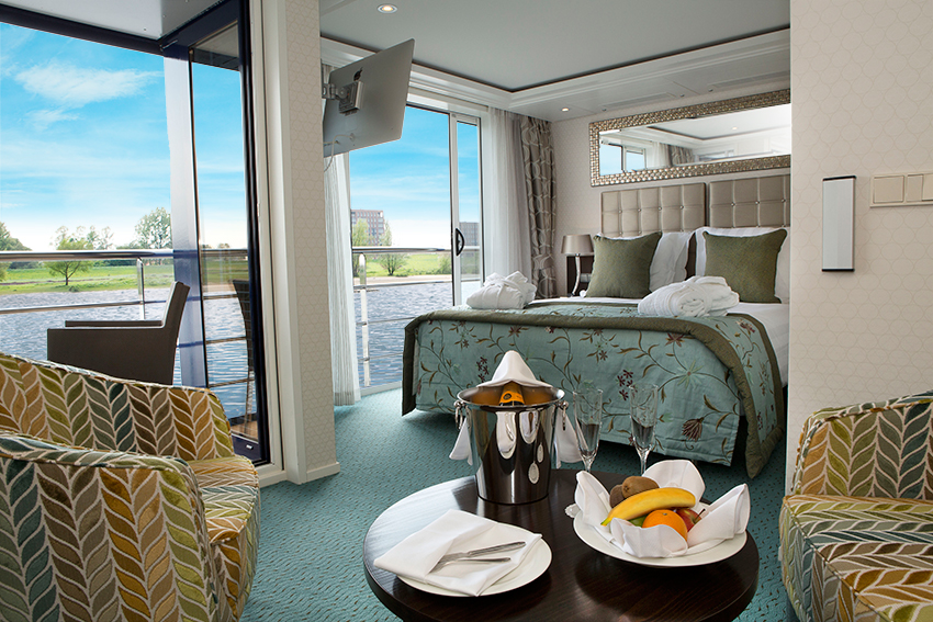 Una de las espectaculares cabinas con dos balcones a bordo del AmaSonata CRUCEROS FLUVIALES DE LUJO AMAWATERWAYS AMASONATA CRUCEROS PAISAJES BAJOS CRUCEROS TIEMPO DE TULIPANES CRUCEROS AMAWATERWAYS CRUCEROS HOLANDA CRUCEROS BELGICA CRUCEROS RHIN